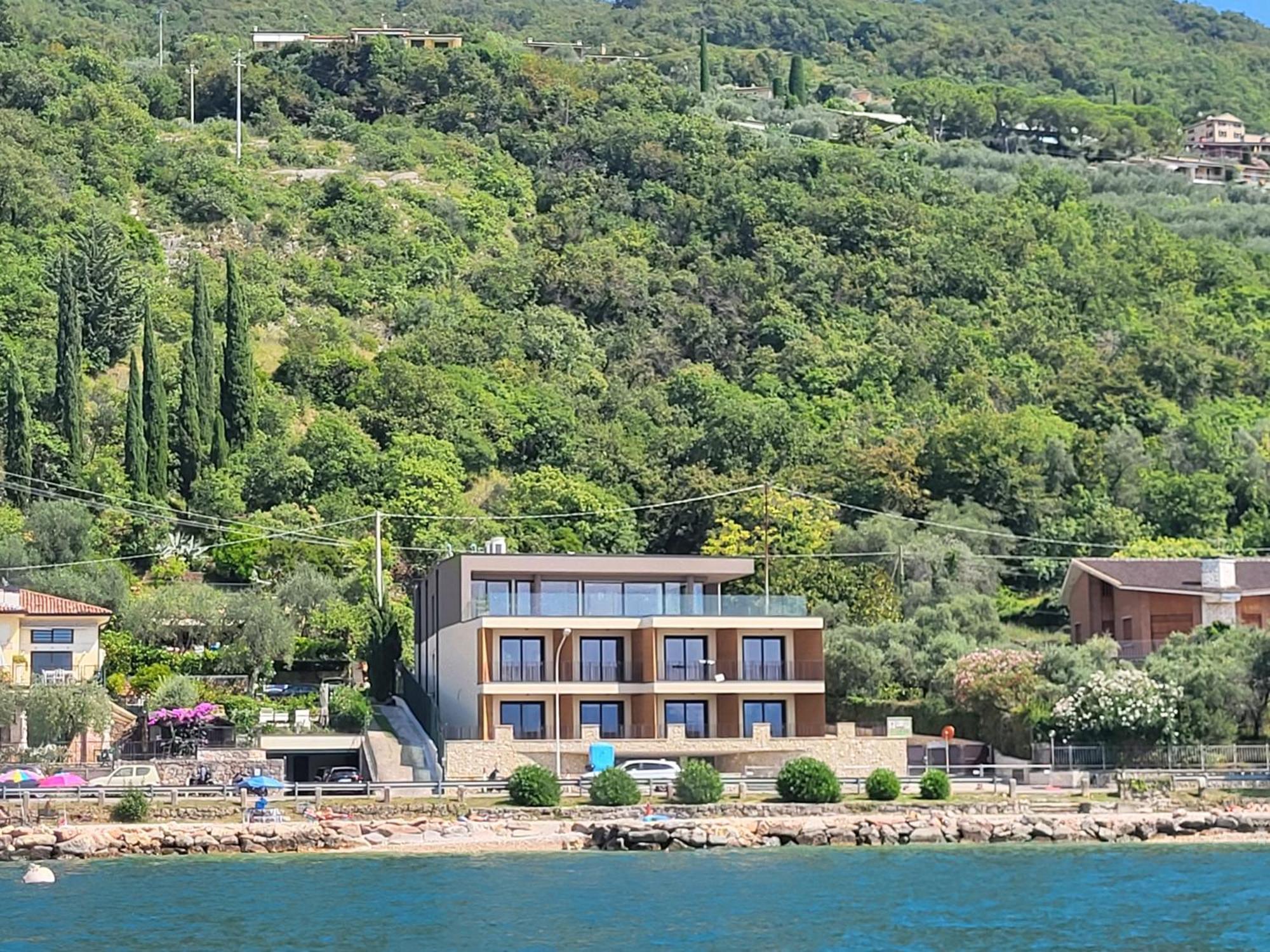 Attilio High Living Suites - Adults Only Torri Del Benaco Exterior photo